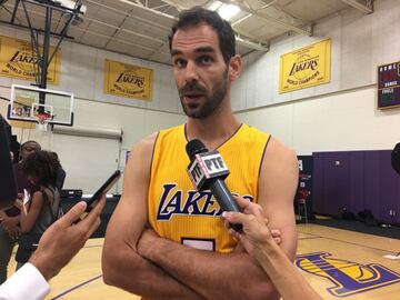 En verano de 2016 estuvo involucrado en varios traspasos y terminó con el base extremeño vistiendo la camiseta de los Lakers. No tuvo muchos minutos y a mitad de temporada cortó su contrato.