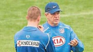 Javier Aguirre dialogando con Fernando Torres en el entrenamiento.