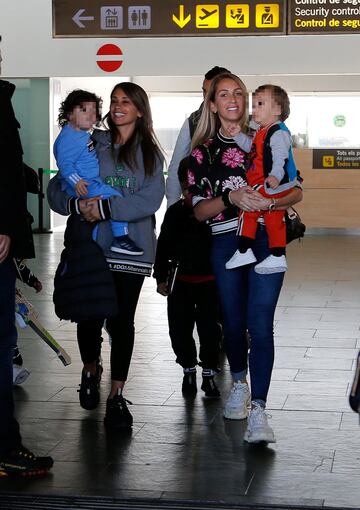 El jugador argentino y el uruguayo llegaron con sus respectivas familias al Aeropuerto de Barcelona tras disfrutar de las vacaciones de Navidad.