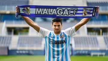 Anto&ntilde;&iacute;n posa en La Rosleda con la bufanta del M&aacute;laga.