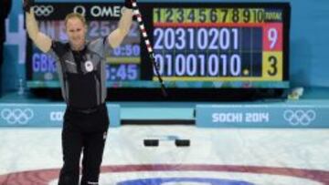 El canadiense Brad Jacobs celebra la medalla de oro en curling.