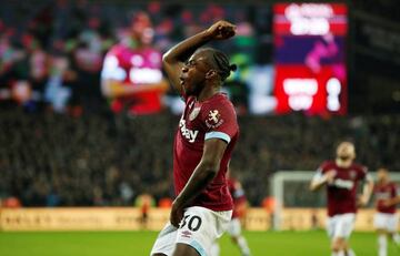 Michail Antonio equalises