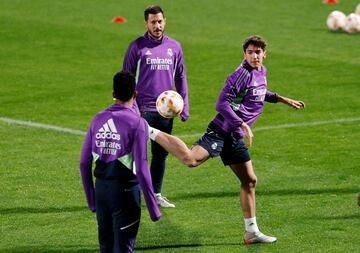 El canterano Mario Martín durante el entrenamiento en Riad.