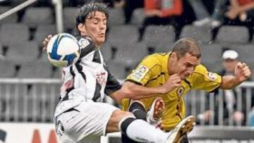 <b>LUCHA. </b>Andrija Delibasic pugna por un balón con un defensa del Castellón, el pasado sábado.