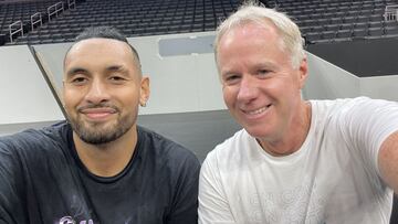 Nick Kyrgios y Patrick McEnroe se hacen una selfi durante el primer entrenamiento del equipo del Mundo de cara a la Laver Cup en el TD Garden de Boston.