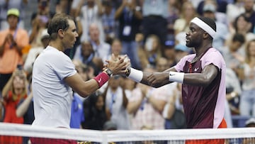 El tenista estadounidense Frances Tiafoe saluda a Rafa Nadal tras derrotarle en el US Open 2022.