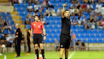 Torrecilla da órdenes desde la banda.