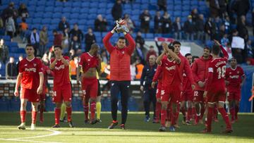 La plantilla sevillista agradeció a sus aficionados desplazados a Barcelona su apoyo tras la victoria lograda ante el Espanyol.
