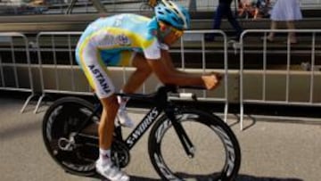 <b>PREPARADO. </b>Alberto Contador aprovechó la jornada de ayer para realizar los últimos ajustes sobre su bici de contrarreloj y rodarse para el prólogo de hoy en Rotterdam.