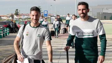 Álvaro Cejudo y Jordi Figueras, con el Racing antes de viajar a Sevilla ayer.
