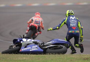 El de Honda ya había tocado a Aleix Espargaró mientras recuperaba posiciones porque había recibido un 'ride through' tras la salida. Al pasar a Rossi, le empujó. Fue sancionado con 30 segundos.