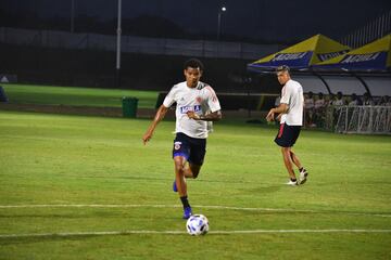 Colombia entrenó por última vez en la sede deportiva de Barranquilla antes de enfrentar este viernes a Venezuela por la primera fecha de las eliminatorias. Carlos Queiroz ultimó detalles tácticos para el partido y se vio a todos los jugadores bastante activos. Probaron definición, centros y defensa durante la jornada. 