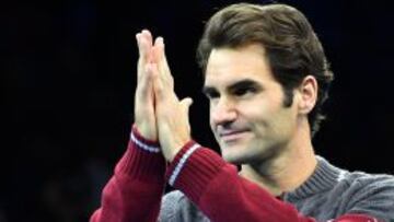 Federer pidiendo disculpas a los presentes. 