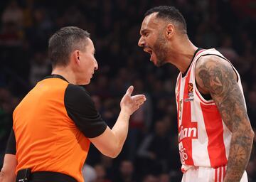 Adam Hanga, alero del Real Madrid, protesta una falta no pitada a uno de los árbitros. Recibió una técnica.