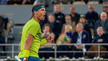 El tenista español Rafa Nadal celebra un punto durante su partido ante Novak Djokovic en los cuartos de final de Roland Garros 2022.
