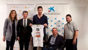 Marta Fernández, Xicu Costa, Rudy Fernández, uno de los jugadores y el entrenador, Guillermo Morey.