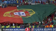 Los seguidores portugueses despliegan la bandera de Portugal.