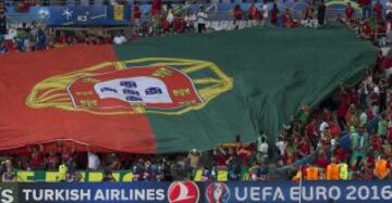 Los seguidores portugueses despliegan la bandera de Portugal.