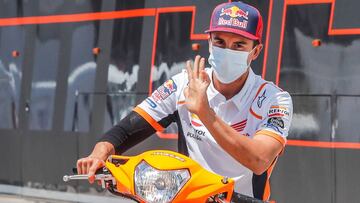 Marc M&aacute;rquez en el paddock de Jerez.