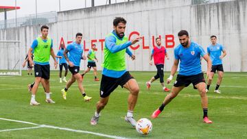 Raúl García pugna por un balón con Balenziaga.