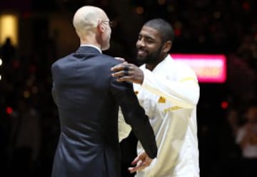 Los Cavaliers celebraron por todo lo alto su anillo de campeones: fiesta y exhibición después ante los Knicks.
