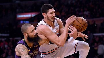 Enes Kanter lucha por el bal&oacute;n con Tyson Chandler durante el New York Knicks-Los Angeles Lakers.