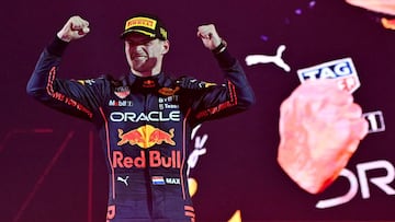 Max Verstappen celebra su victoria en el podio de Yeda.