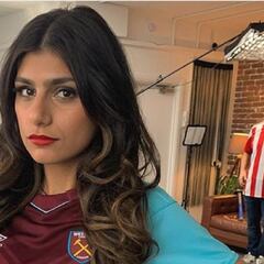 Mia Khalifa luce la camiseta del West Ham mientras prepara un proyecto de fútbol
