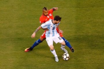 KEN13. EAST RUTHERFORD, (NJ, EE.UU.), 26/06/2016.- El argentino Lionel Messi (frente) disputa el Balon con Arturo Vidal (atrás) de Chile hoy, Domingo 26 de junio de 2016, en el partido final de la Copa América Centenario, entre las selecciones de Argentina y Chile, en el estadio MetLife de East Rutherford, Nueva Jersey (EE.UU.). EFE/Kena Betancur