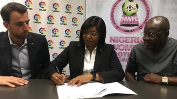 La presidenta de la Nigerian Women&#039;s Football League, Aisha Falode, y Javier del R&iacute;o, delegado de LaLiga en Nigeria.