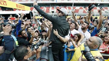 Alonso rodeado de aficionados en Montmeló.