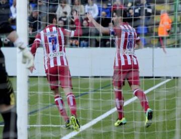 Raul Garcia y Adrian Lopez celebrando un gol, durante el partido de ida de los dieciseisavos de final de la Copa del Rey, disputado ante el Sant Andreu esta tarde en el estadio Nacís Sala de Barcelona.