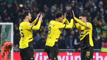 Hummels, Nmecha y Emre Can celebran un gol del Borussia Dortmund.