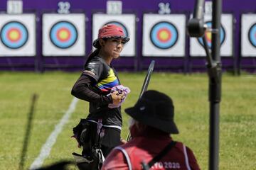 Valentina Acosta fue la primera deportista de nuestro país en ver acción en estos Juegos Olímpicos en la ronda clasificatoria de individual femenino en Tiro con Arco. La risaraldense  terminó en la casilla 50 con 627 puntos de 720 posibles. Enfentará en los 32vos de final, fase que se llevará a cabo entre el 27 y 28 de julio, a la británica Sarah Bettles.