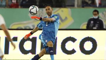 Futbol, Chile vs Paraguay.
Eliminatorias a Catar 2022.
El jugador de Chile Claudio Bravo, juega el baln durante el partido clasificatorio al mundial de Catar 2022 contra Paraguay disputado en el estadio San Carlos de Apoquindo, Chile.
10/10/2021
Andr