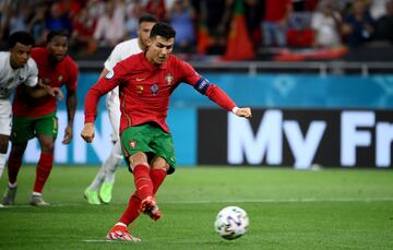 2-2. Cristiano Ronaldo marca de penalti el segundo gol de la selección de Portugal.