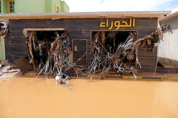 Las calles de Derna están llenas de barro, agua, ramas y objetos de diferentes dimensiones que fueron arrastrados por las lluvias. 