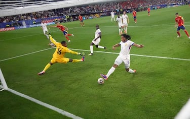 Tras una gran acción de Dani Olmo en el área, finalizó con un disparo cruzado que desvía Koundé dentro de su propia portería. Dos goles en cuantro minutos ponen a La Roja por delante en el marcador.