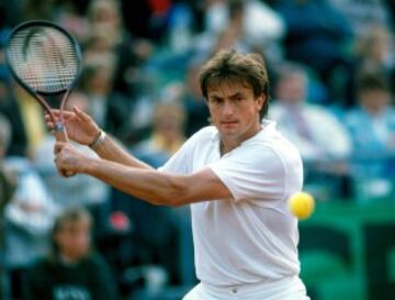 Cinco veces llegó a cuartos, tres a semifinales y una a la final, en Roland Garros 1988, donde cayó con Mats Wilander