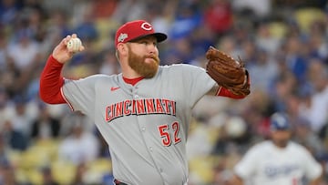 Oct 1, 2025; Los Angeles, California, USA; Cincinnati Reds starting pitcher Zack Littell (52) throws a pitch against the Los Angeles Dodgers in the first inning during game two of the Wildcard round for the 2025 MLB playoffs at Dodger Stadium. Mandatory Credit: Jayne Kamin-Oncea-Imagn Images