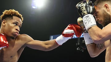 Devin Haney (izq.) y Vasyl Lomachenko en su combate por el indiscutido del ligero.