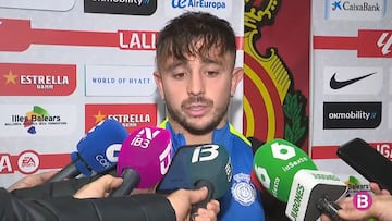 PAblo Maffeo, lateral derecho del RCD Mallorca, atiende a los medios de comunicación en Son Moix.