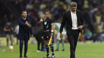 Fernando Ortiz recibe tarjeta roja de expulsión durante el partido America vs Leon.