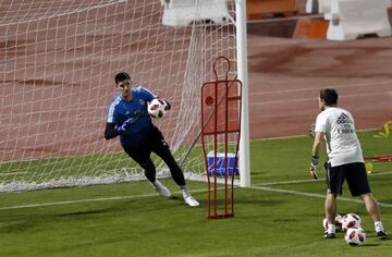 Thibaut Courtois does some keeping drills.