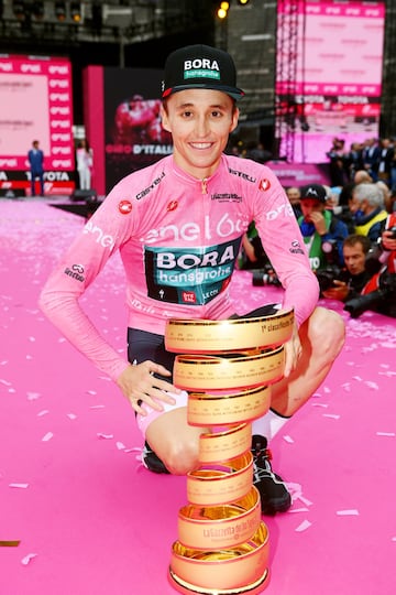 Jai Hindley con el trofeo de ganador del Giro 2022.
