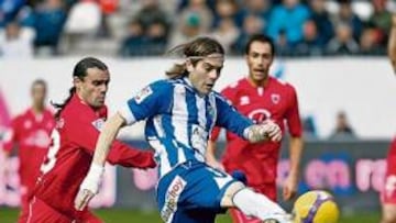 <b>VICTORIA SOBRE LA BOCINA.</b> Miguel Ángel empalma el balón en una jugada que acabó anulada por fuera de juego.