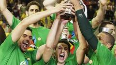 Diamantidis, en el centro, con la copa.