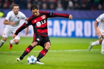 Javier Hernández marcó, de penal, el primer gol del Bayer ante la Roma en la tercera jornada de la fase de grupos del curso 2015-2016.