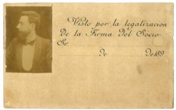 El carnet corresponde a Antonio Sarriols. Es uno de los 4.474 socios pioneros de la UVE. Y según se acredita en su carnet, además de ser socio individual, era Vicecónsul, lo que ahora sería delegado federativo. La cuota anual para ser socio de la UVE era de cinco pesetas de 1897 y daba derecho a carnte, cartera, una insignia y descuentos en diferentes establecimientos y comercios.