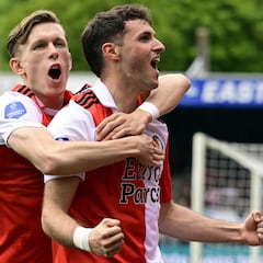 Santi Giménez anota su gol 23 en la temporada con el Feyenood